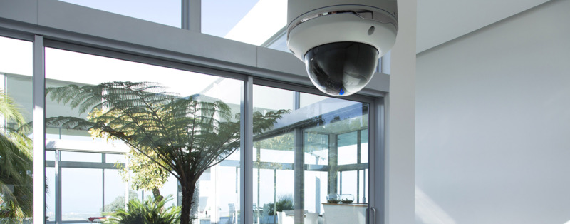Dome-kamera fra Securitas monteret i loftet hos en større virksomhed