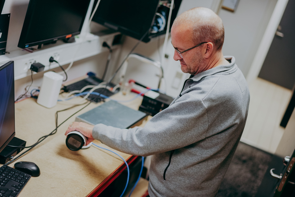 Jørn arbejder på et videoovervågningskamera i teknikrummet Jørn teknik